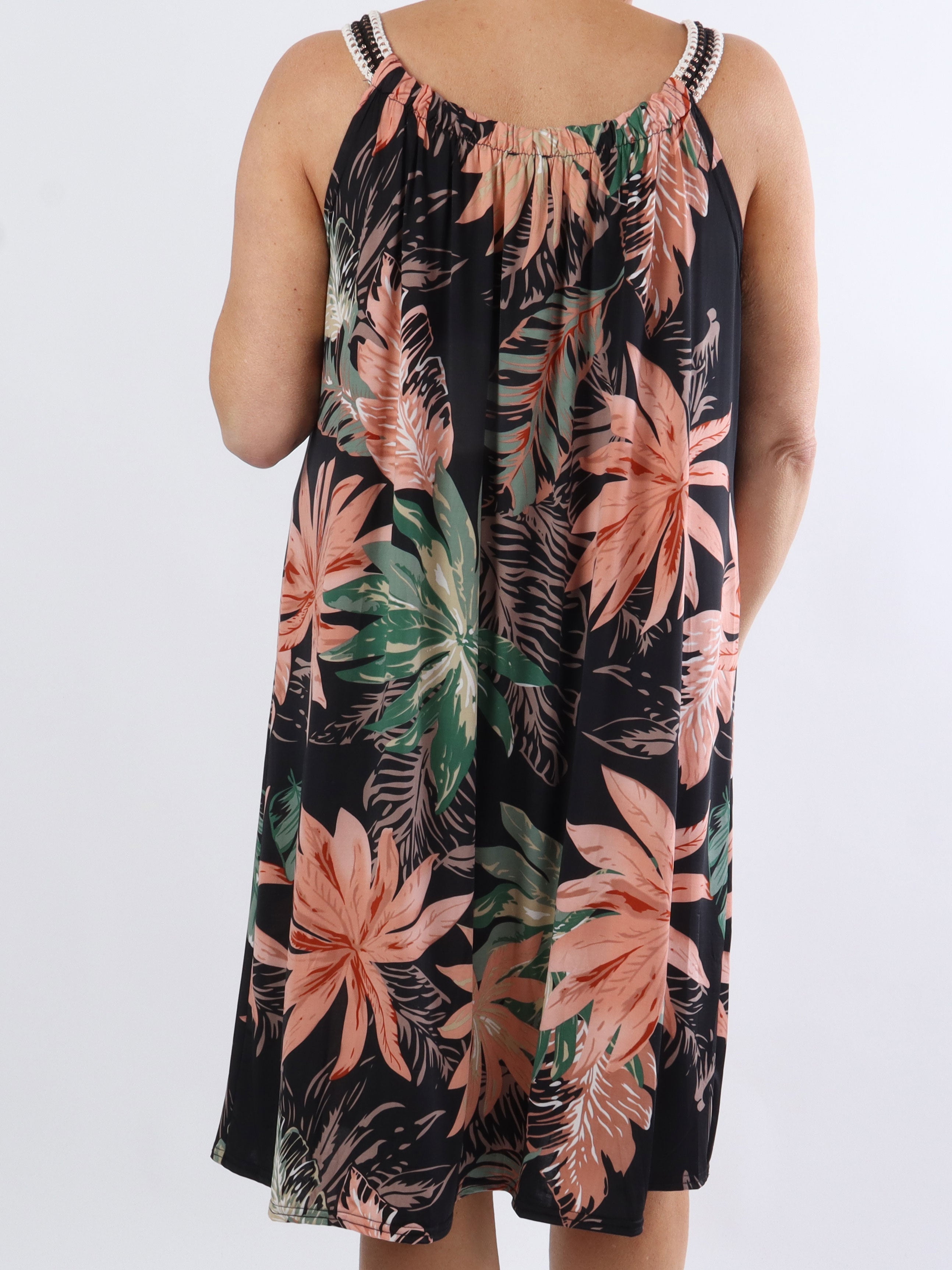 Asta Leaf - Elastisk klänning med band i plus size med blommigt tryck